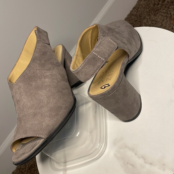 Gorgeous LN Sandals - Picture 4 of 8